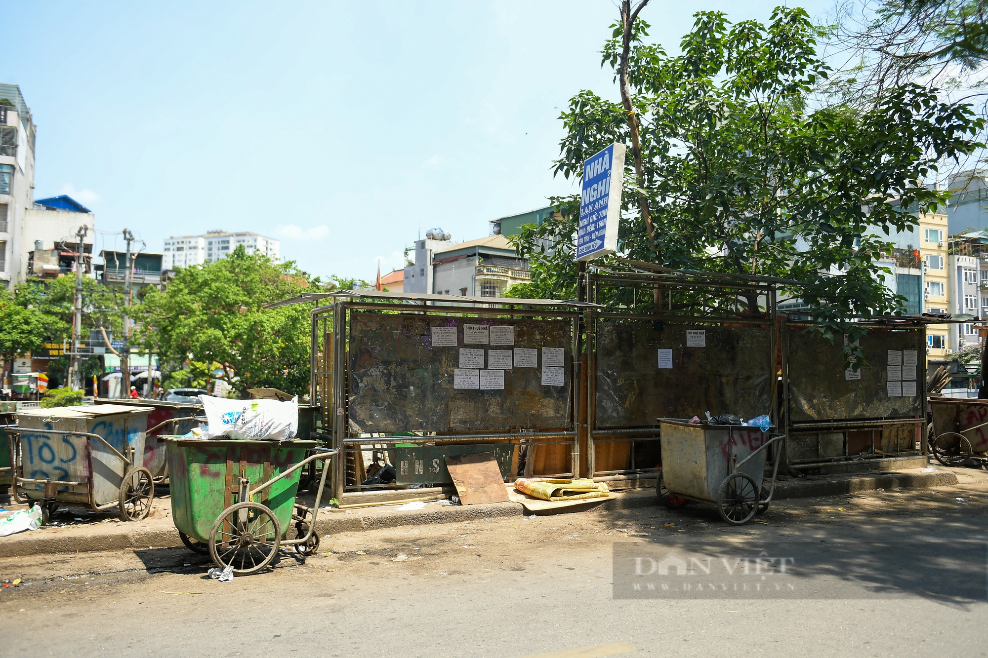 Biển quảng cáo rao vặt miễn phí tại Hà Nội: Nơi xuống cấp, chỗ bị rác &quot;xâm chiếm&quot; - Ảnh 2.