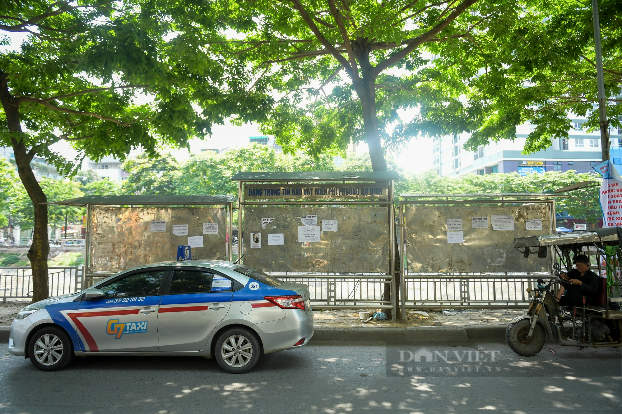 Biển quảng cáo rao vặt miễn phí tại Hà Nội: Nơi xuống cấp, chỗ bị rác &quot;xâm chiếm&quot; - Ảnh 3.