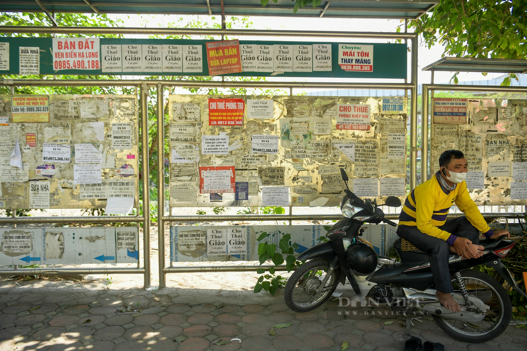 Biển quảng cáo rao vặt miễn phí tại Hà Nội: Nơi xuống cấp, chỗ bị rác &quot;xâm chiếm&quot; - Ảnh 10.