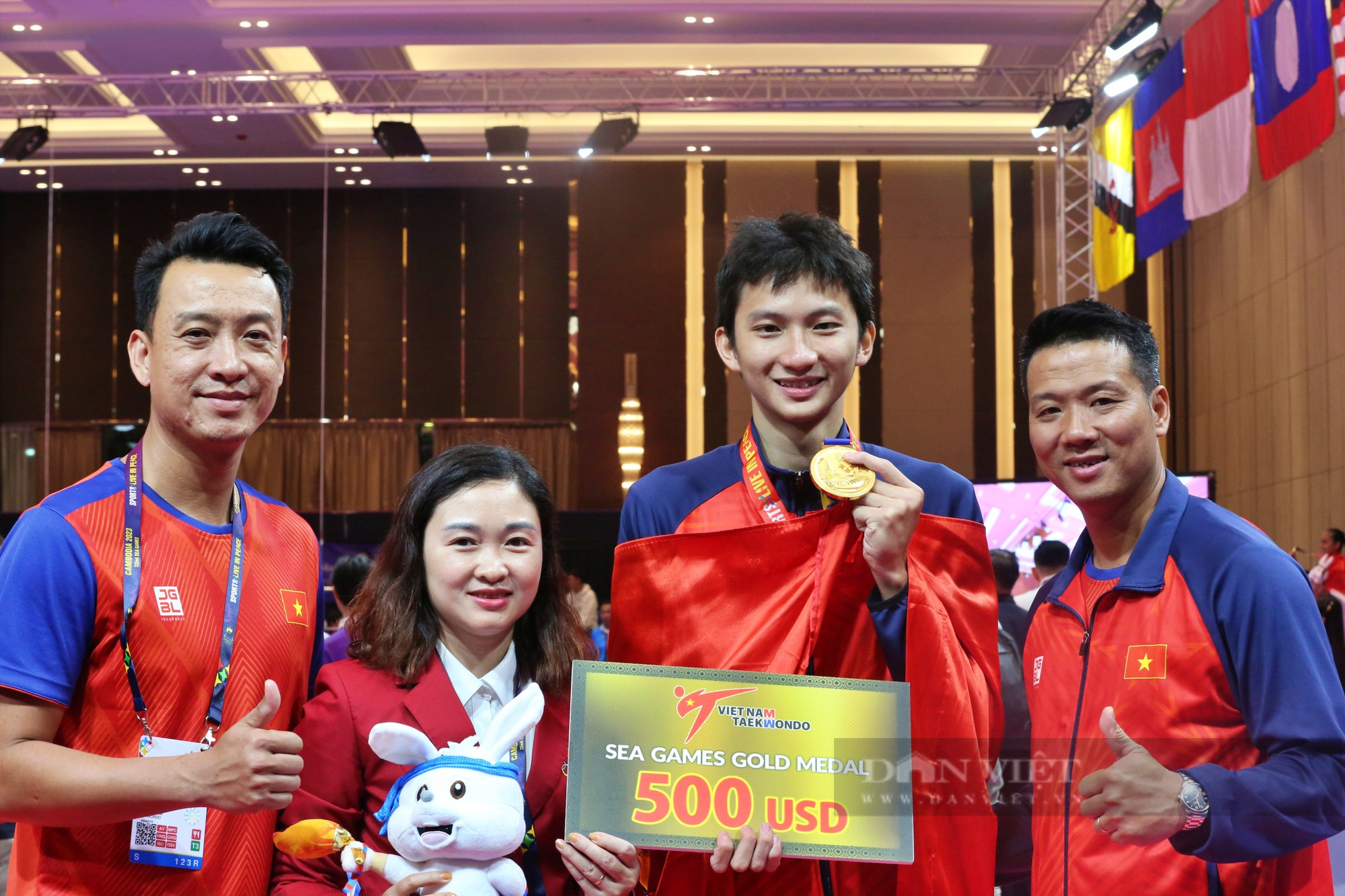 Đánh bại võ sĩ Thái Lan, HCV SEA Games Phạm Đăng Quang lúng túng khi nói về 500 USD - Ảnh 3.