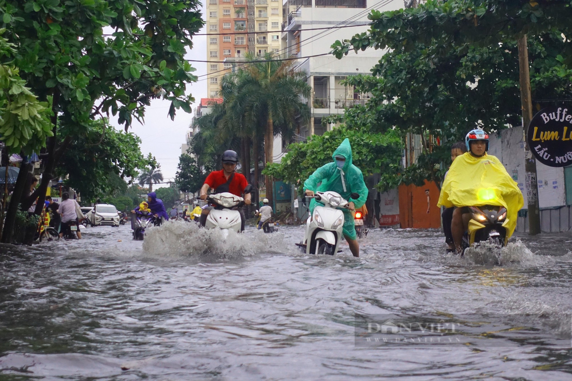 TP.HCM: Người dân vất vả lội nước về nhà giờ tan làm sau cơn mưa - Ảnh 1.