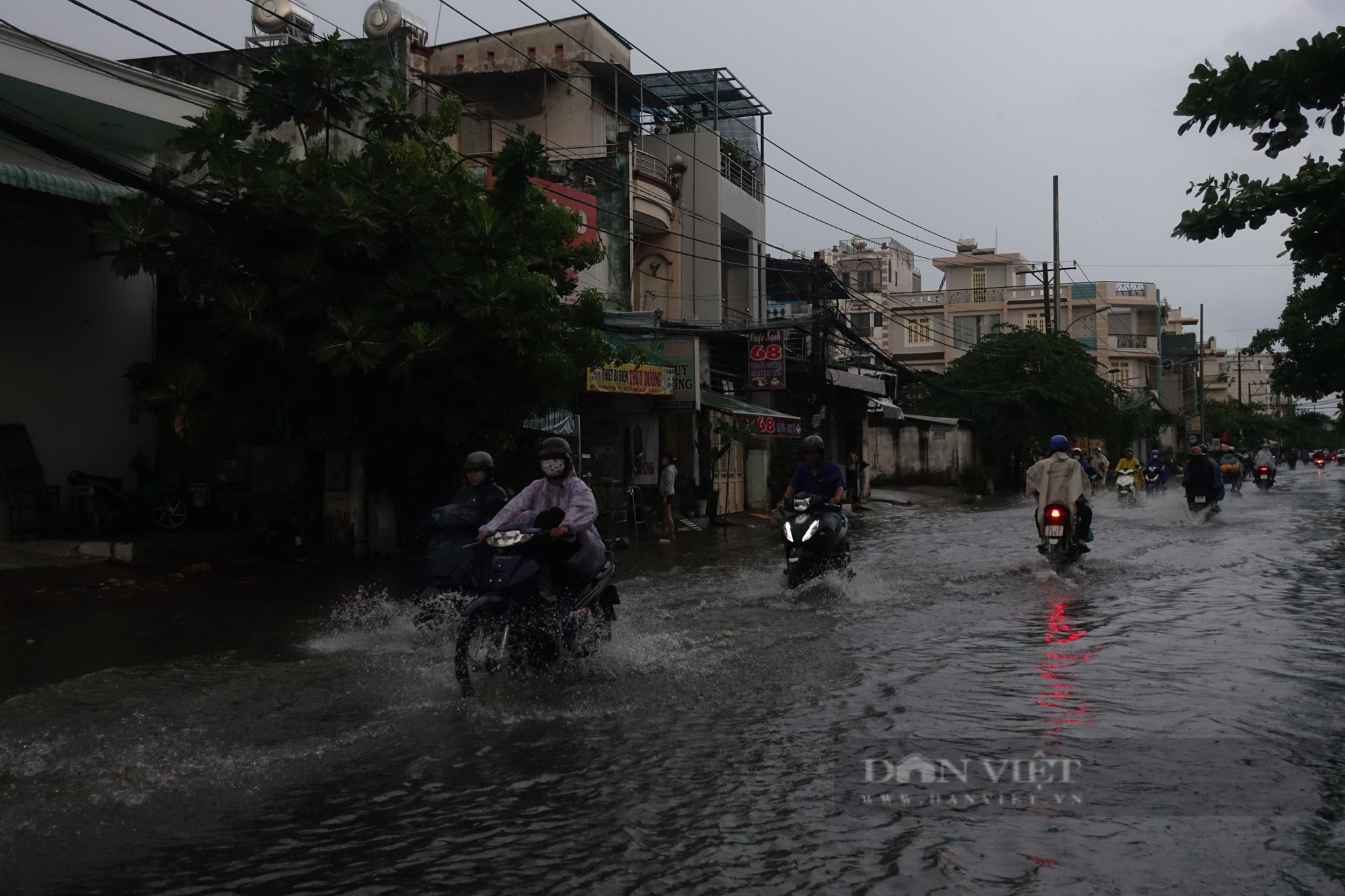 TP.HCM: Người dân vất vả lội nước về nhà giờ tan làm sau cơn mưa - Ảnh 2.