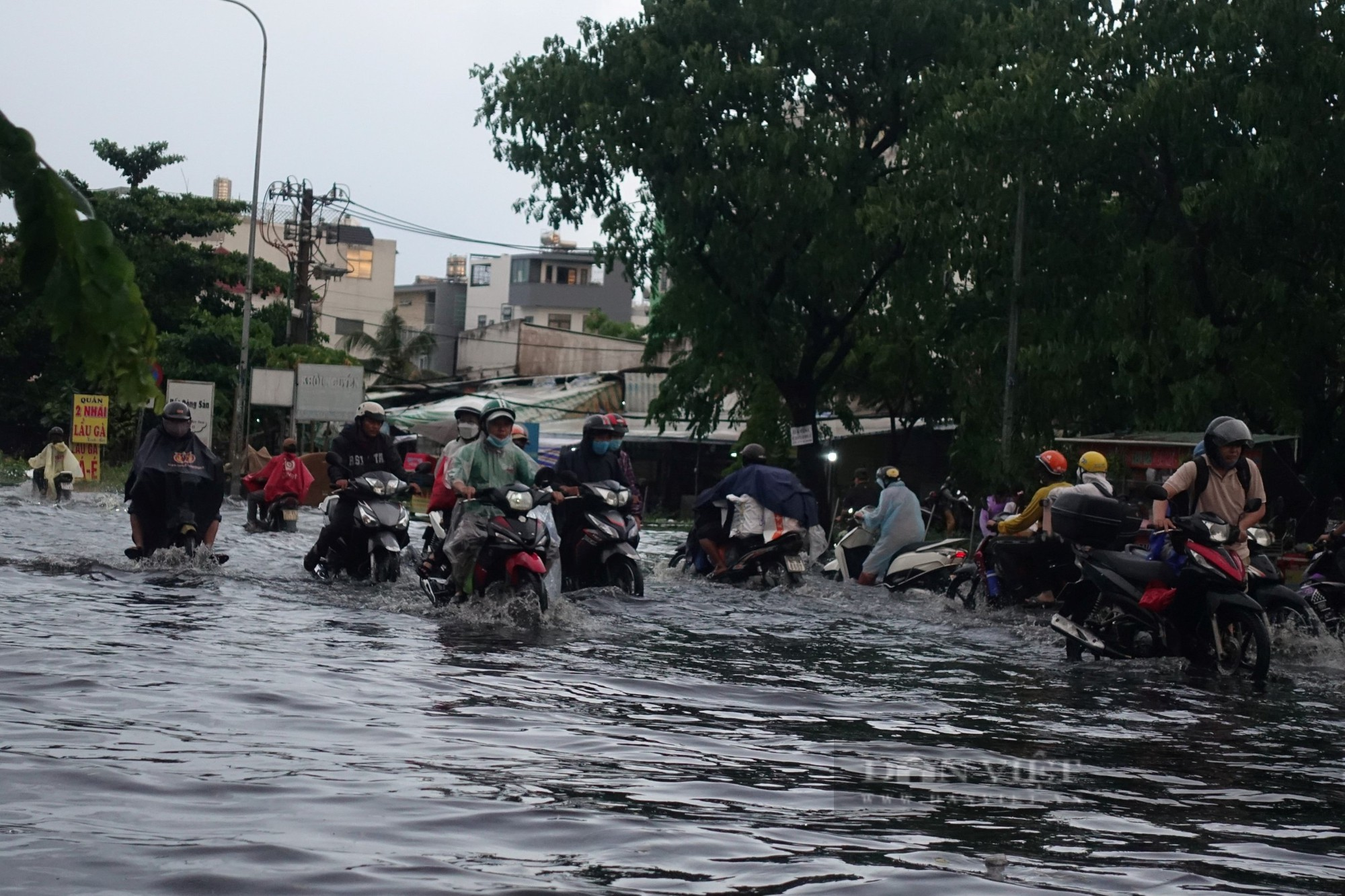 TP.HCM: Người dân vất vả lội nước về nhà giờ tan làm sau cơn mưa - Ảnh 4.