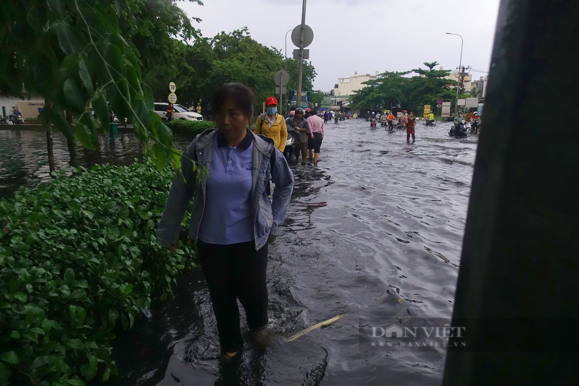 TP.HCM: Người dân vất vả lội nước về nhà giờ tan làm sau cơn mưa - Ảnh 5.