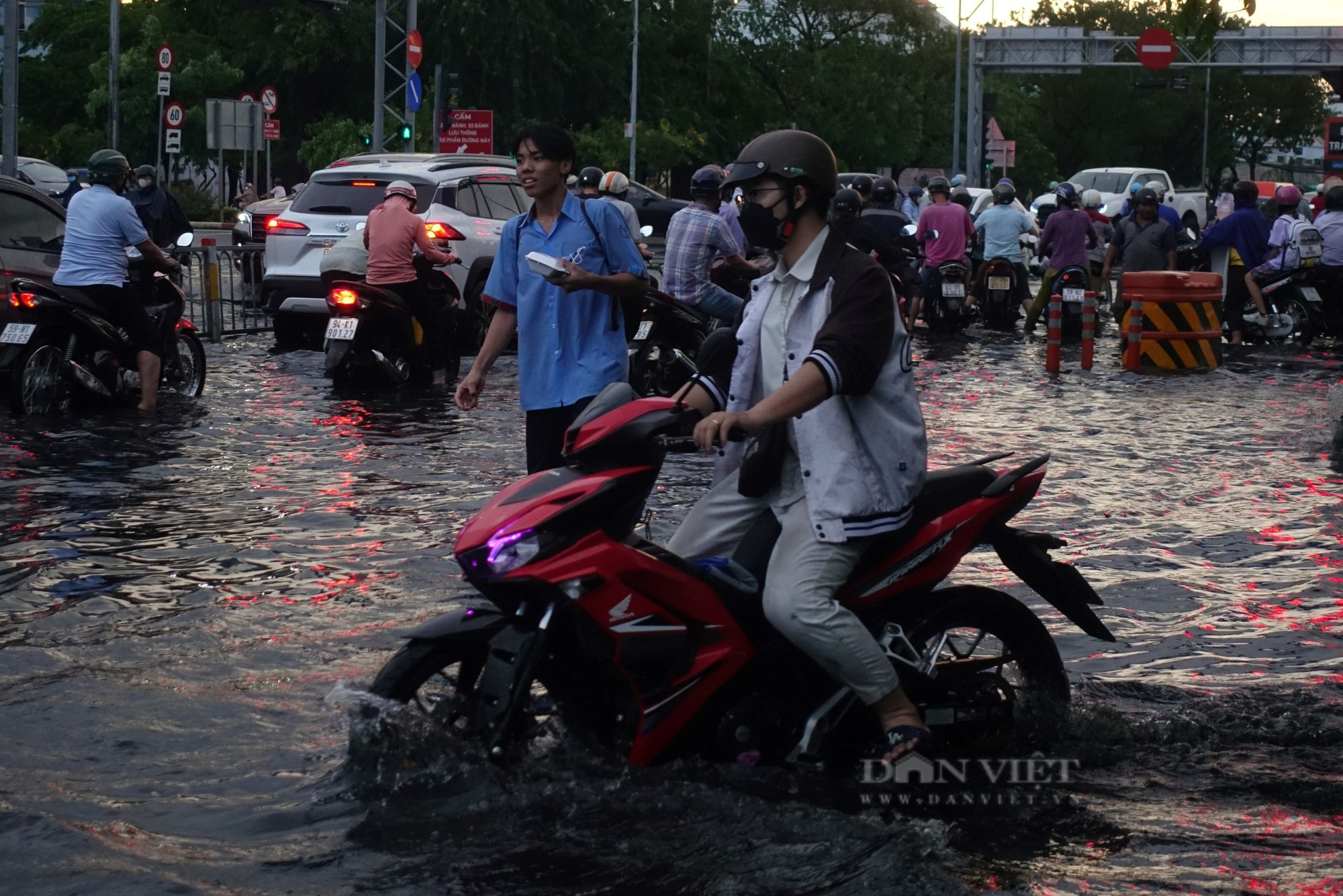 TP.HCM: Người dân vất vả lội nước về nhà giờ tan làm sau cơn mưa - Ảnh 7.