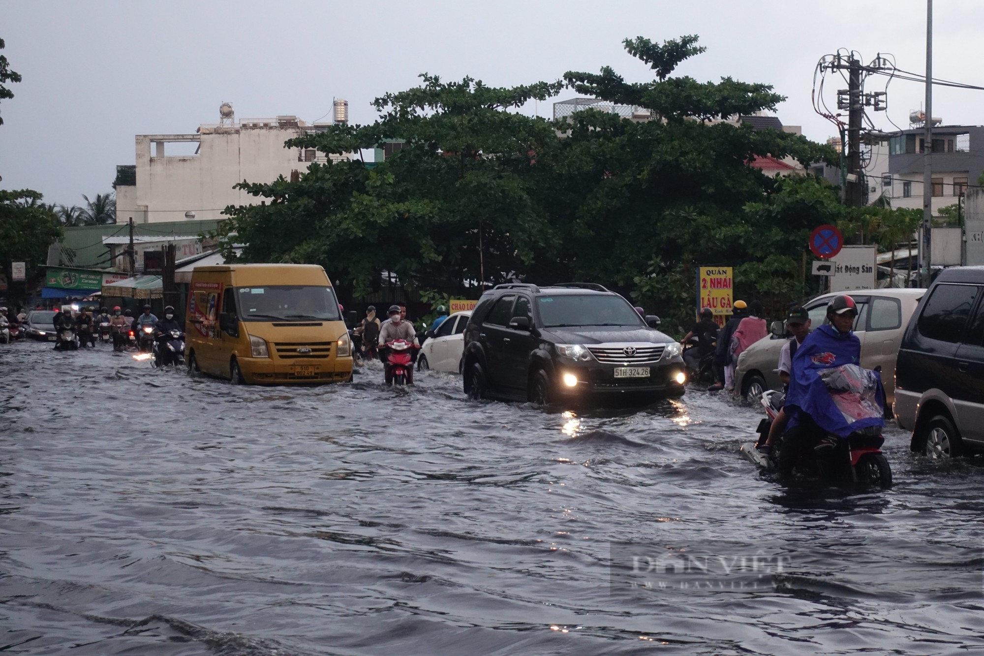 TP.HCM: Người dân vất vả lội nước về nhà giờ tan làm sau cơn mưa - Ảnh 8.