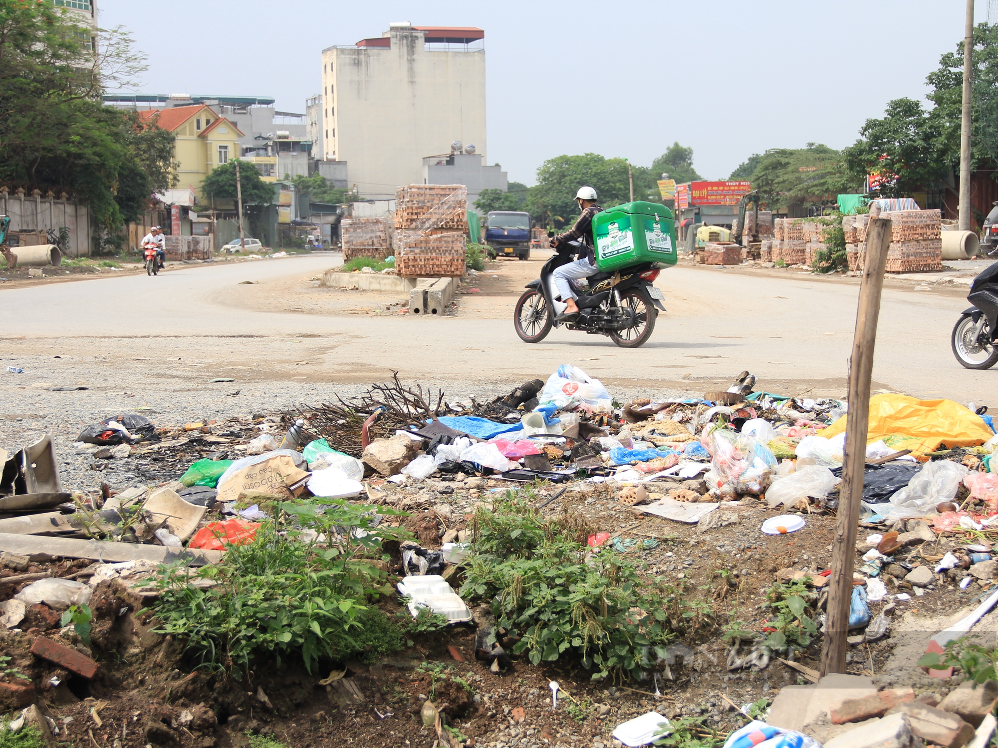 Quận Nam Từ Liêm: Nhiều bãi rác tự phát ngày càng “phình to”, ảnh  - Ảnh 7.