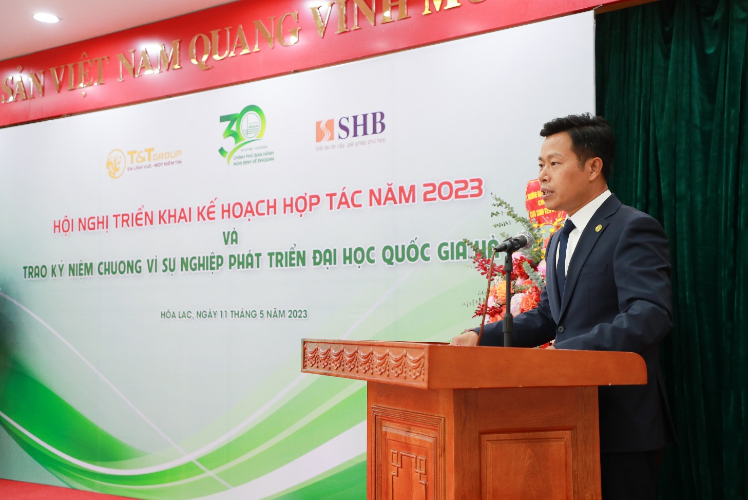 Doanh nhân Đỗ Quang Hiển nhận Kỷ niệm chương vì sự nghiệp phát triển Đại học Quốc gia Hà Nội - Ảnh 2.