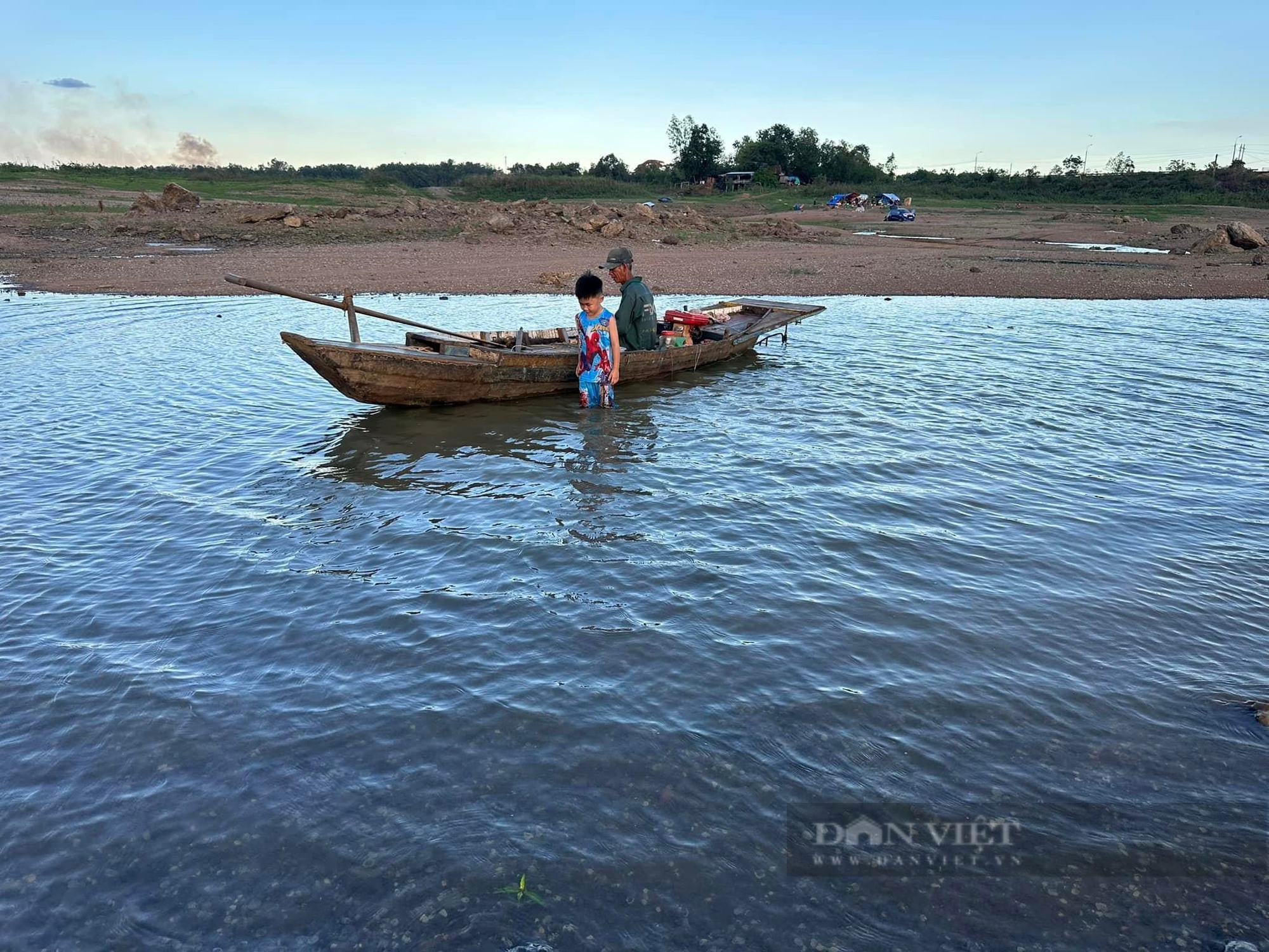 Hồ Trị An cạn trơ đáy, người dân tìm đến “săn” gốc cây khô dáng đẹp, độc lạ - Ảnh 6.