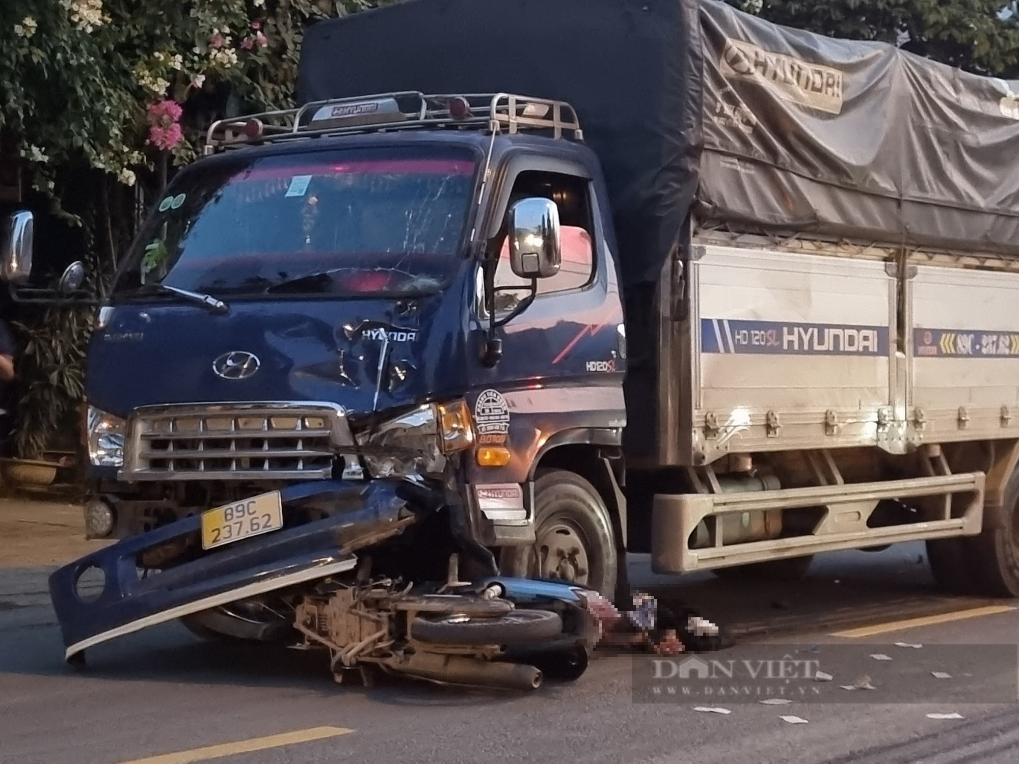 Hòa Bình: Xe tải va chạm xe máy, 2 người tử vong - Ảnh 2.