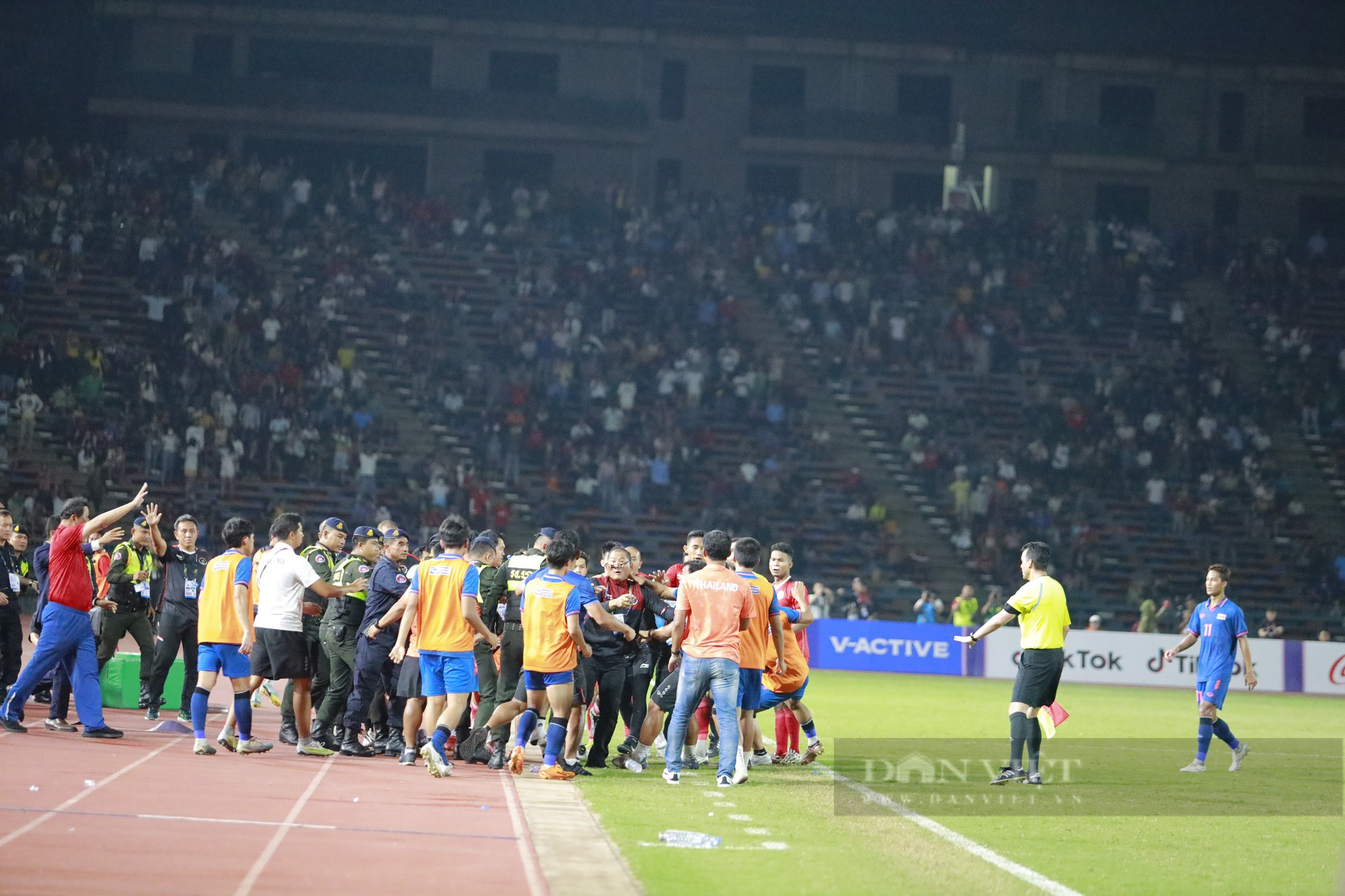 Clip: Cầu thủ và BHL U22 Indonesia vs U22 Thái Lan hỗn chiến trên sân - Ảnh 3.