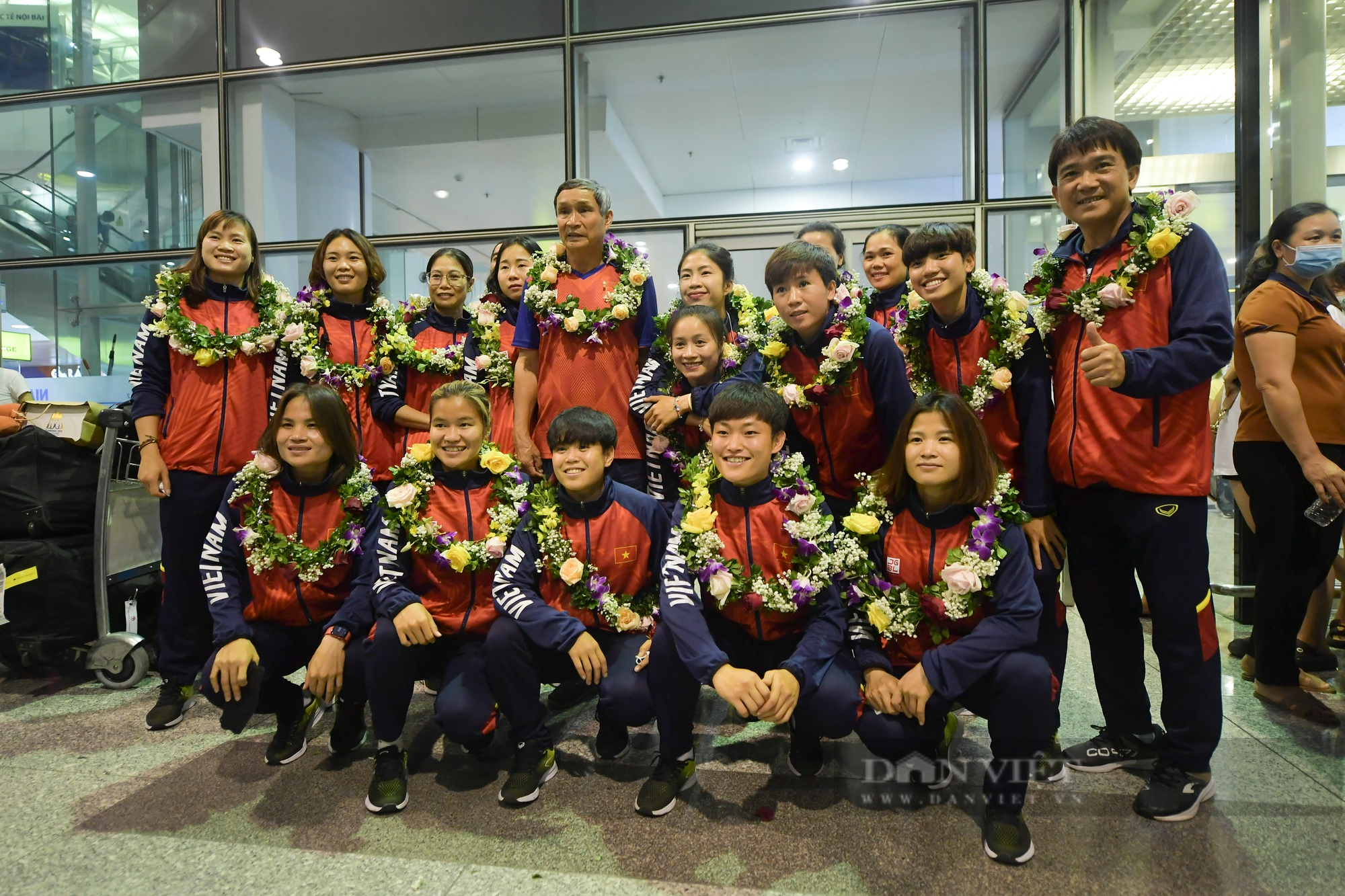Nụ cười rực rỡ của Thanh Nhã trong ngày trở về sau chức vô địch SEA Games 32 - Ảnh 10.
