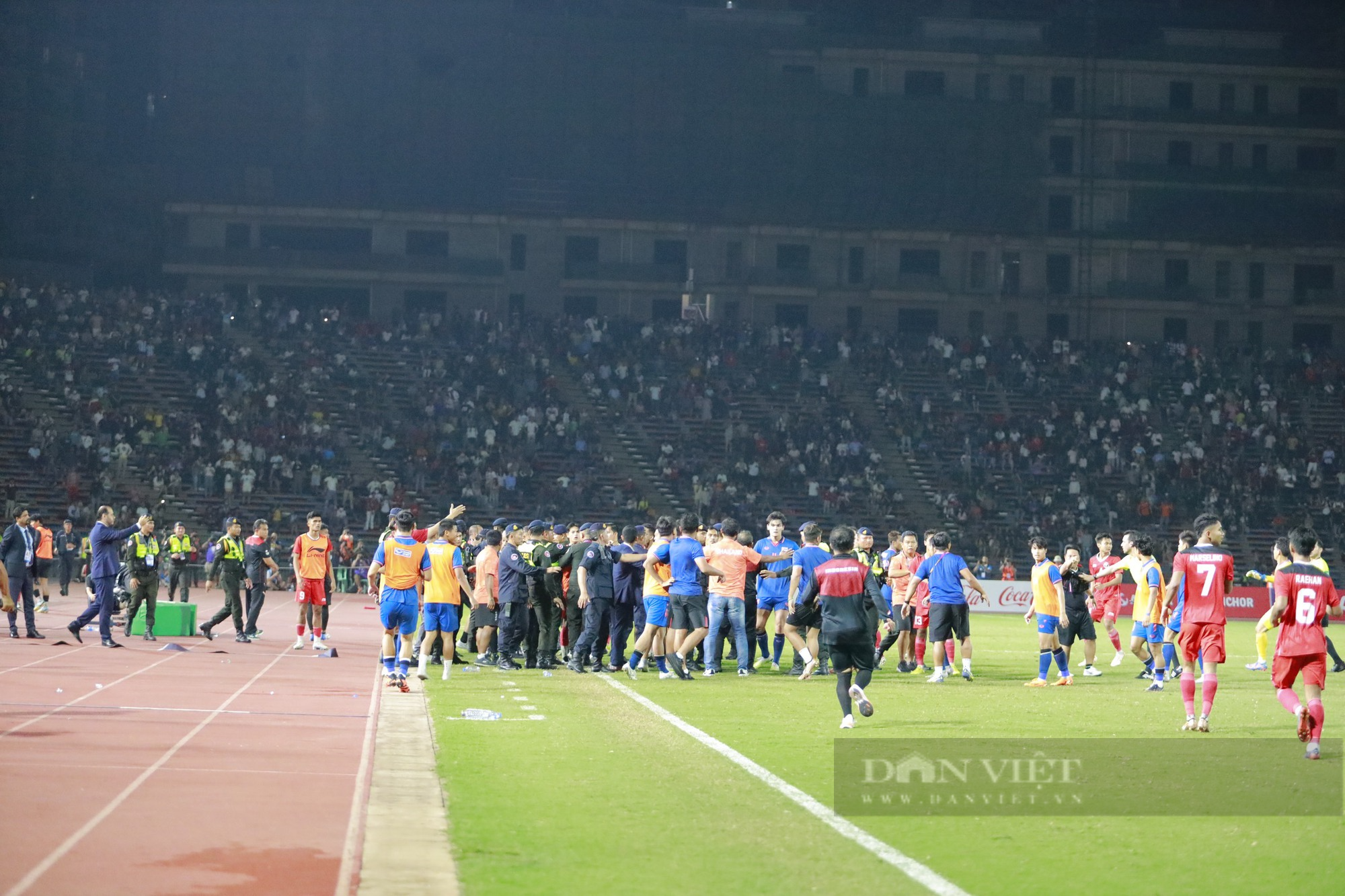 CĐV Thái Lan xấu hổ vì đội nhà ẩu đả với U22 Indonesia - Ảnh 1.