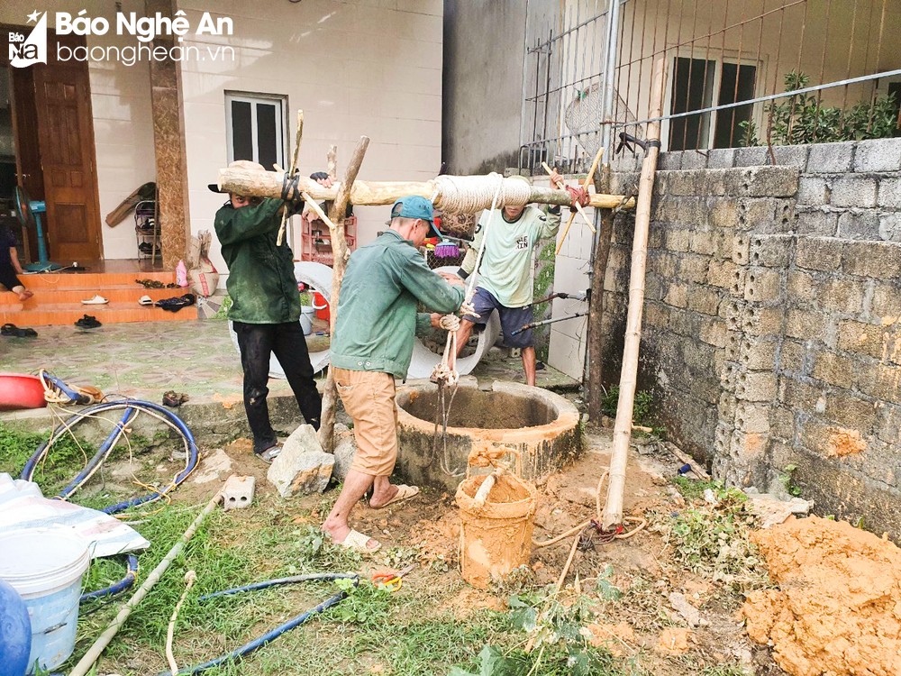 Vào mùa hạn, có một nghề chui xuống đất sâu &quot;đắt khách&quot;, bỏ túi 1-1,5 triệu đồng/ngày - Ảnh 2.