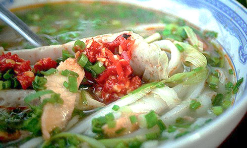 Bánh canh cá lóc làng Thủy Dương ở Huế, gọi thêm một tô lòng cá lóc, ăn xong phải kêu lên điều này - Ảnh 2.