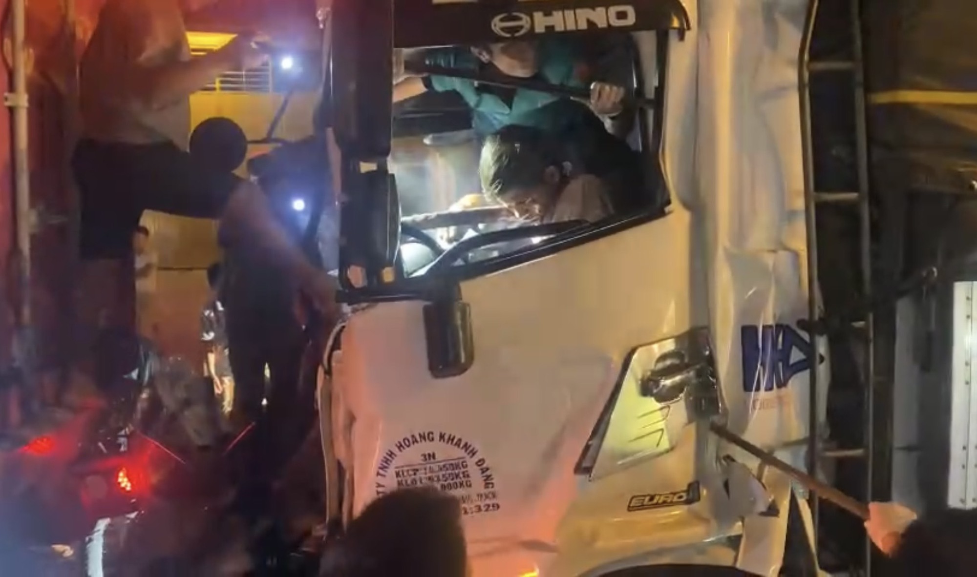 Nửa đêm hàng chục người dùng xà beng phá cửa xe  giải cứu tài xế xe tải mắc kẹt trong cabin sau cú tông - Ảnh 1.