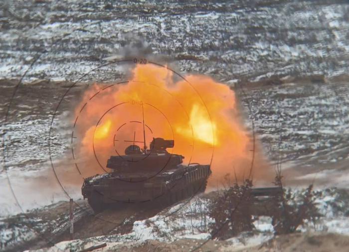 Xe tăng Leopard của Đức ở Ukraine cuống cuồng rút lui khi lính Nga chỉ bắn một phát đạn  - Ảnh 1.