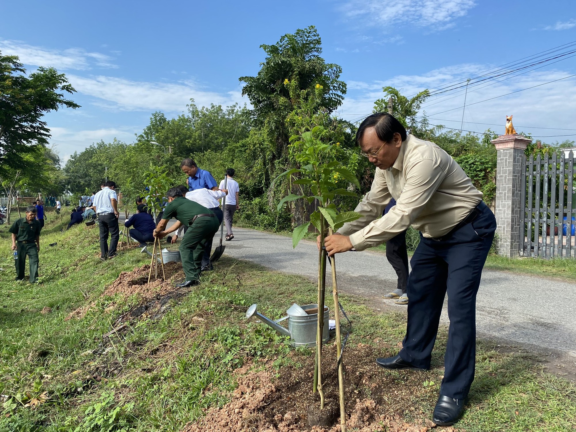 Huyện Củ Chi trồng cây xanh tại nhiều địa điểm, hưởng ứng “Tết trồng cây đời đời nhớ ơn Bác Hồ” - Ảnh 1.