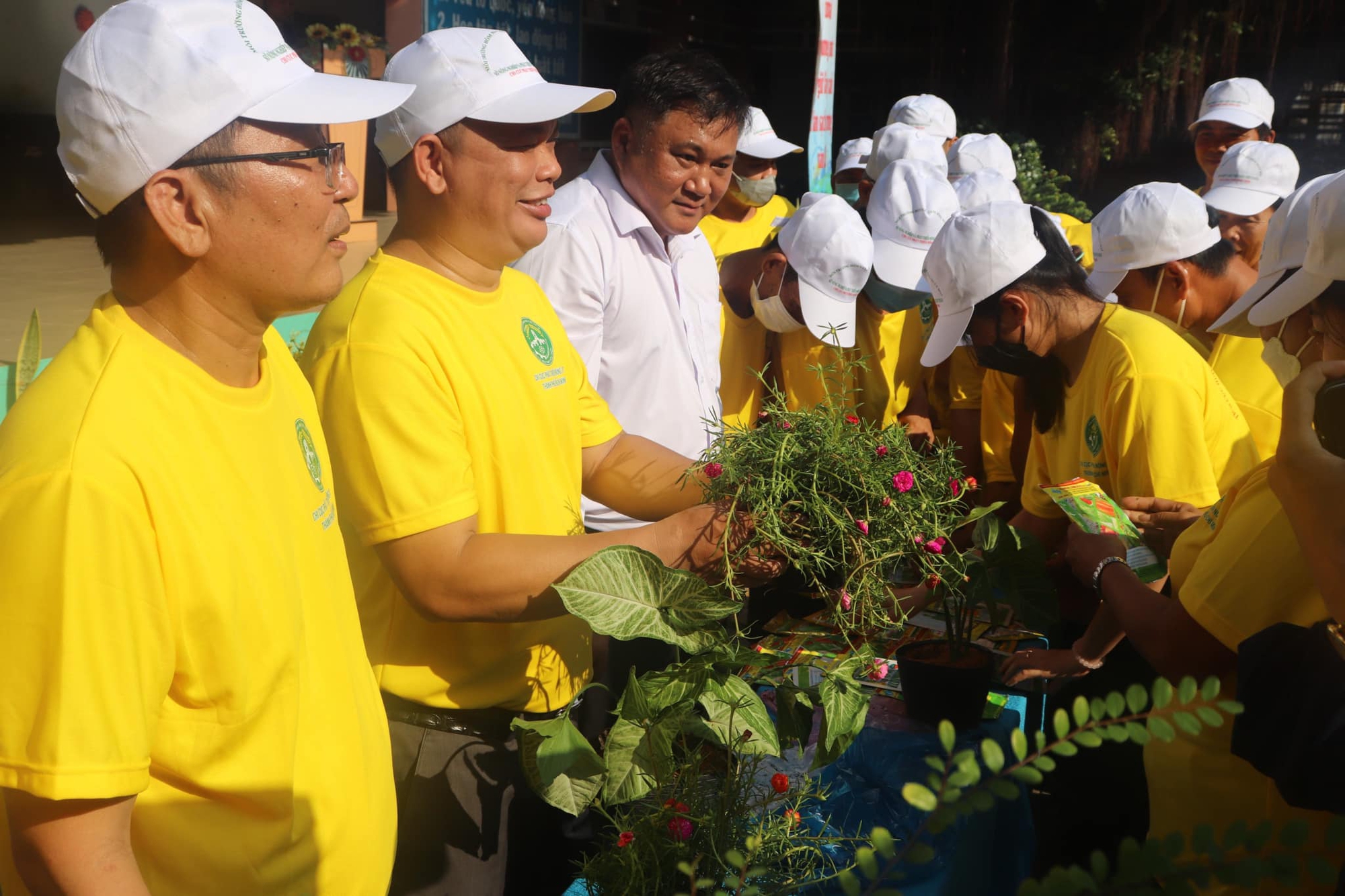 Huyện Củ Chi trồng cây xanh tại nhiều địa điểm, hưởng ứng “Tết trồng cây đời đời nhớ ơn Bác Hồ” - Ảnh 3.