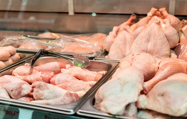 Hàng chục ngàn tấn gà thải loại được nhập lậu mỗi tháng - Ảnh 1.