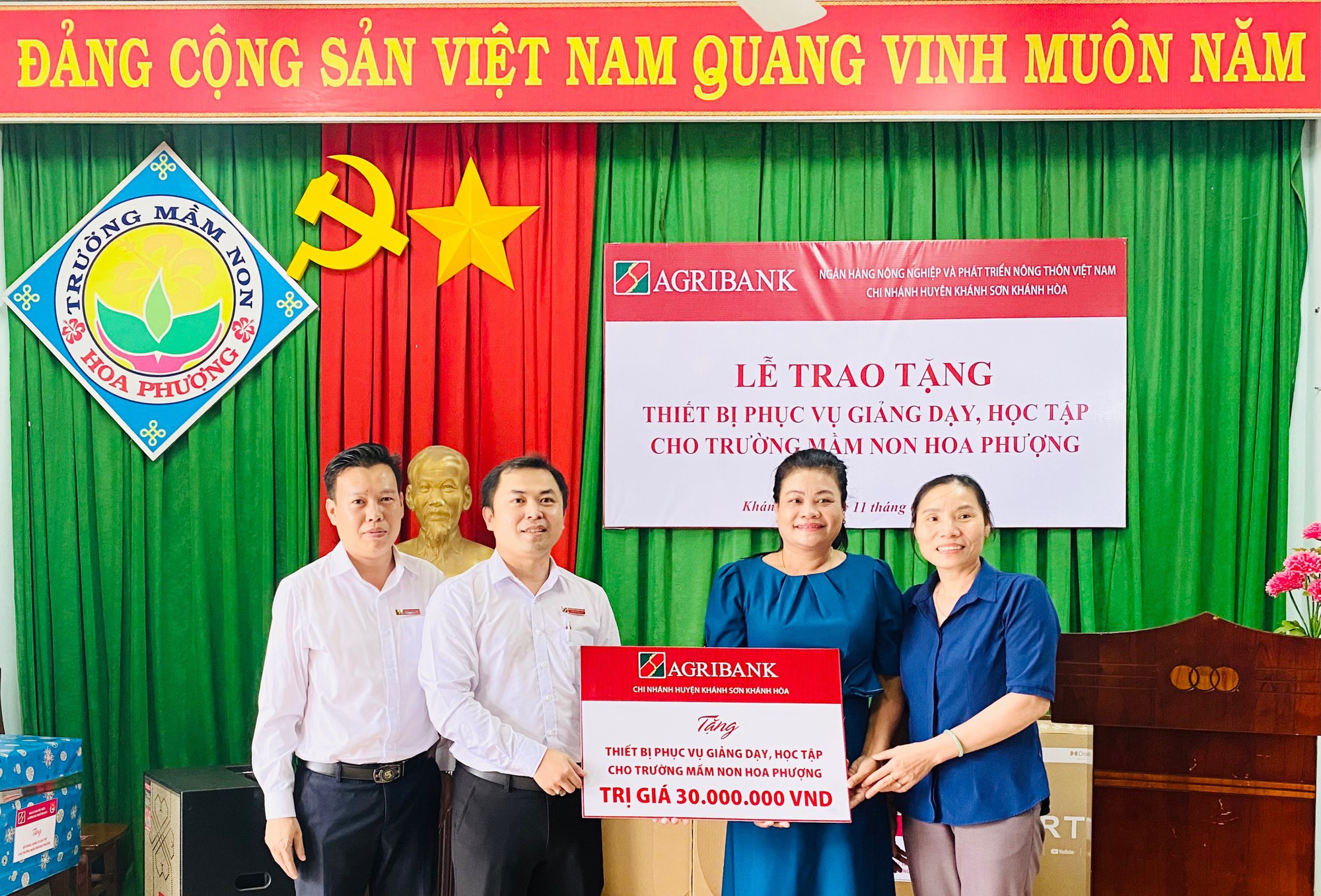 Agribank chi nhánh huyện Khánh Sơn trao tặng thiết bị phục vụ giảng dạy, học tập - Ảnh 1.