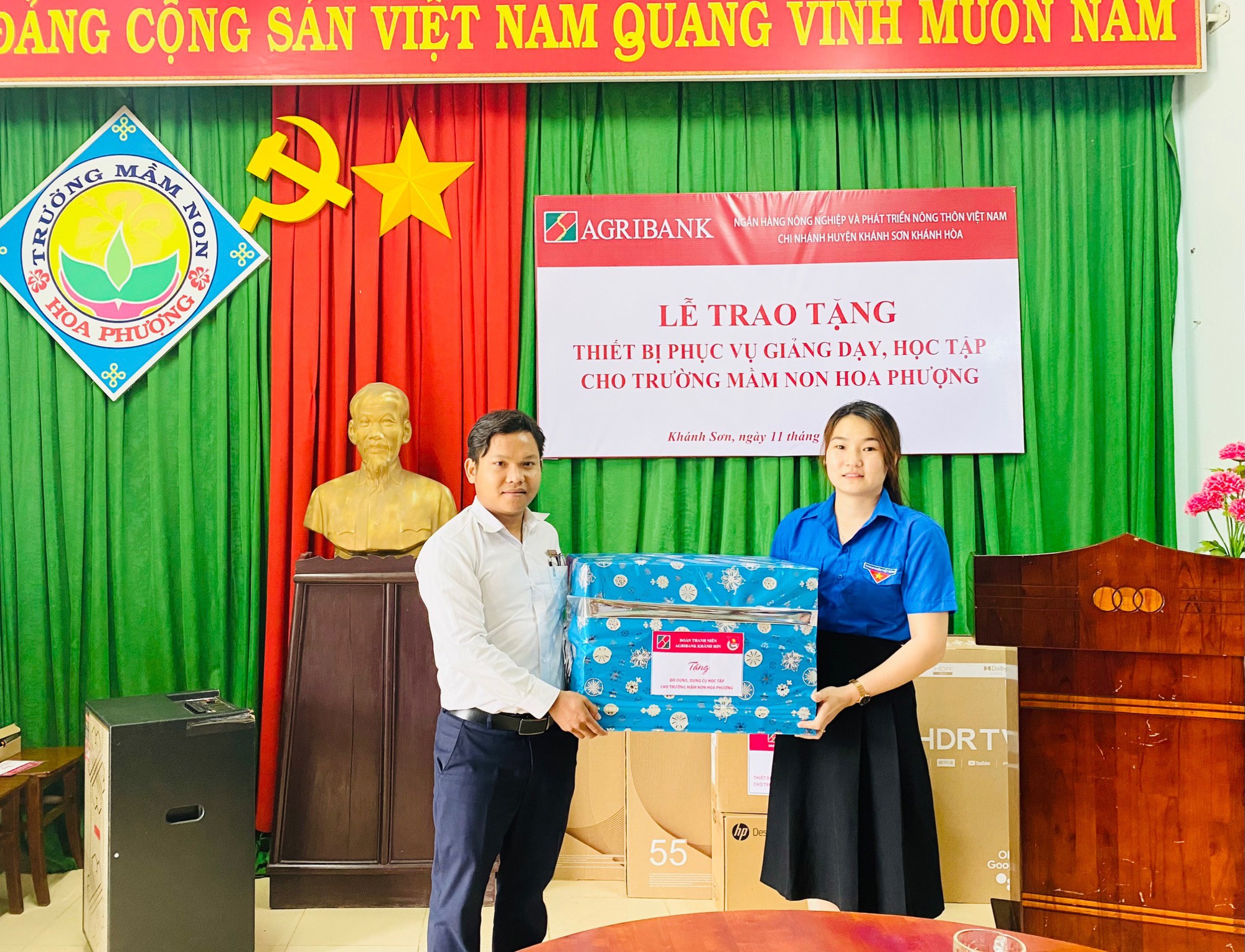 Agribank chi nhánh huyện Khánh Sơn trao tặng thiết bị phục vụ giảng dạy, học tập - Ảnh 2.