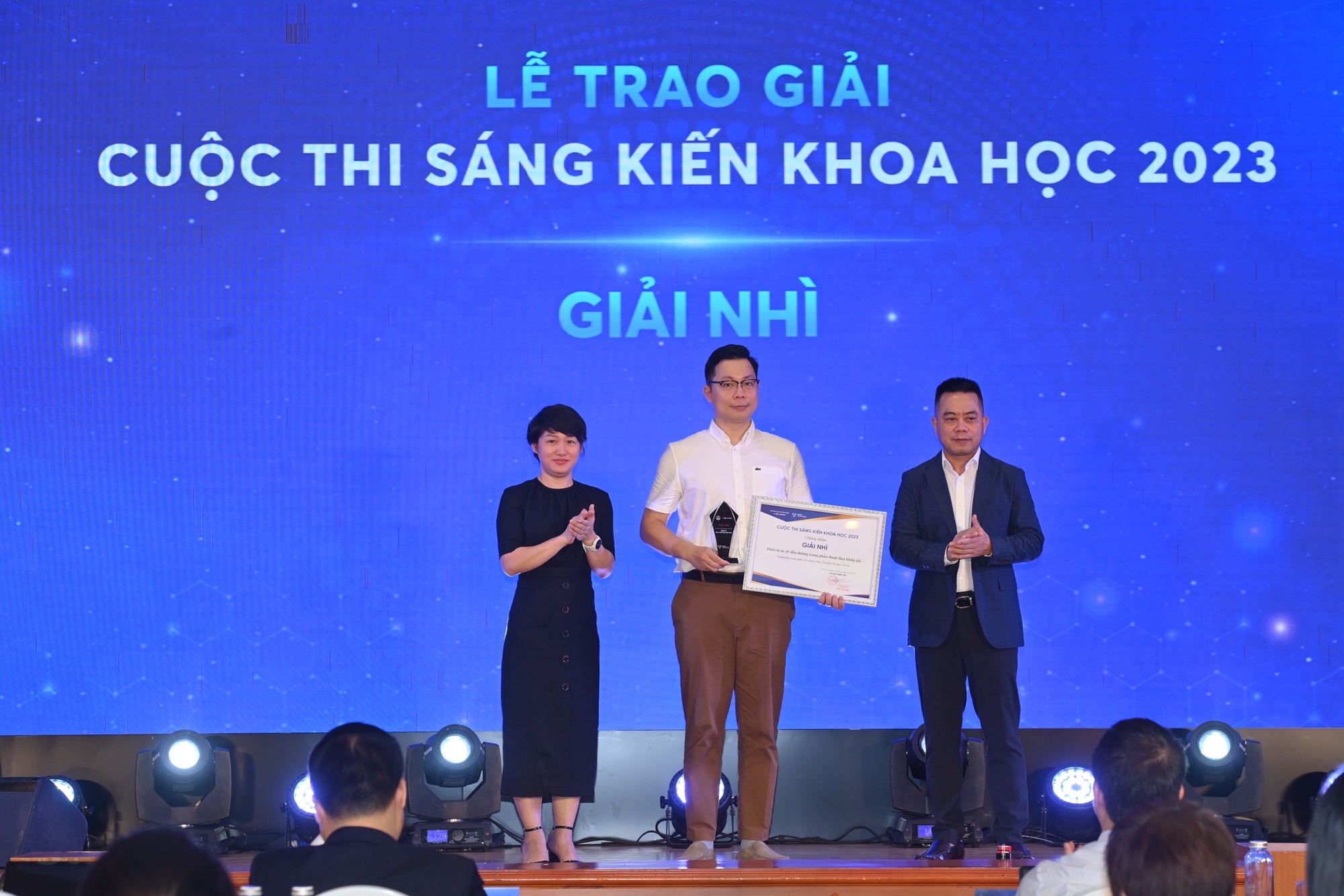 BSCKII Phạm Trung Hiếu nhận giải