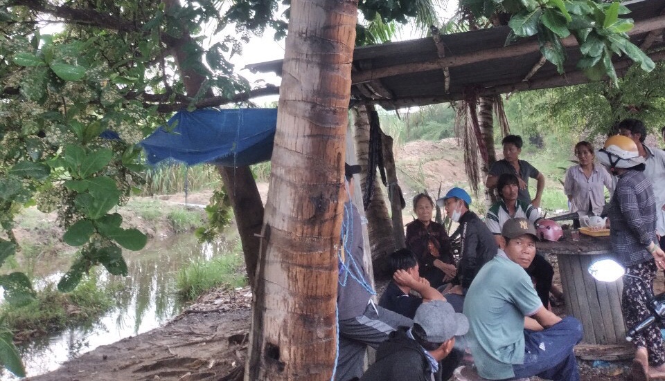 Bảy người dân đang ngồi ăn dưa, một người bất ngờ bị sét đánh tử vong ở Bình Thuận  - Ảnh 1.