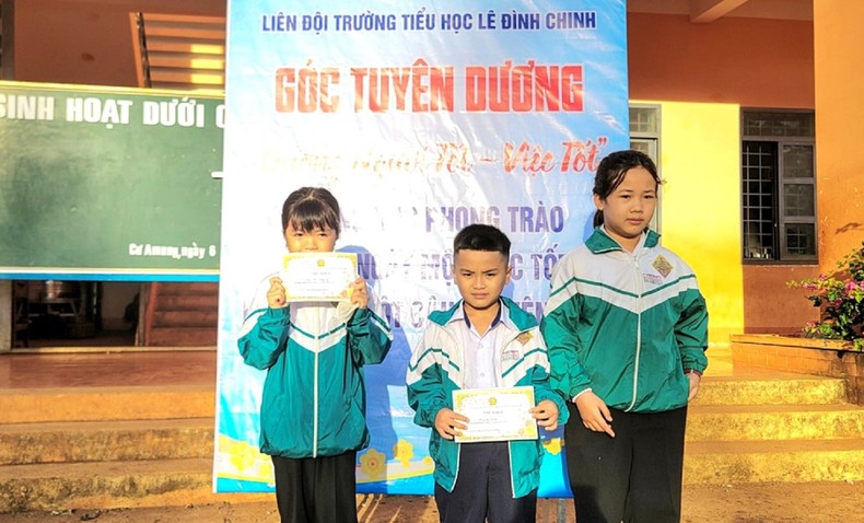 Tuyên dương 2 thiếu niên nhặt được ví tiền trả lại người đánh rơi  - Ảnh 2.