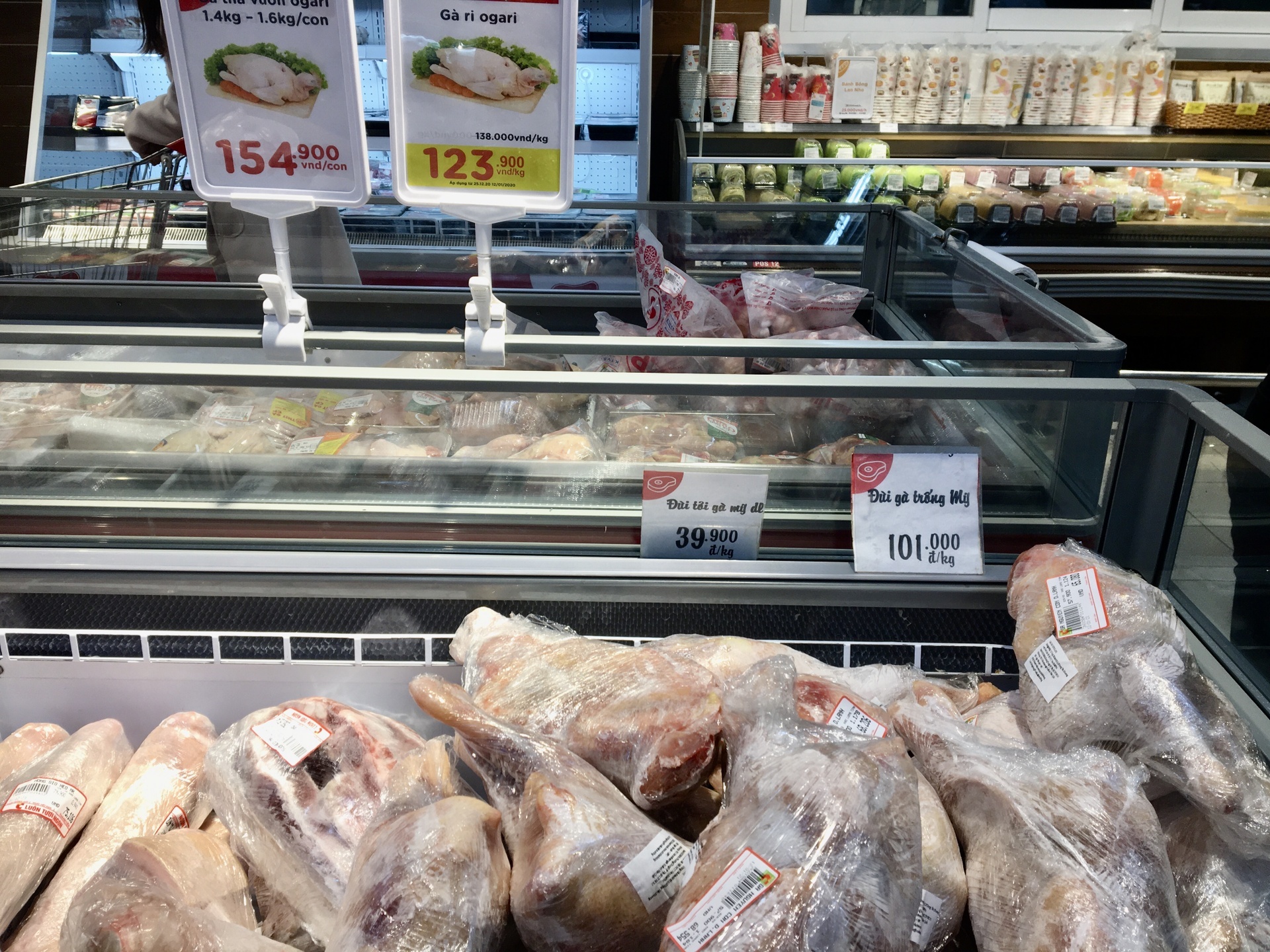 Mỗi tháng có hàng chục nghìn tấn gà thải loại nhập lậu vào Việt Nam - Ảnh 2.
