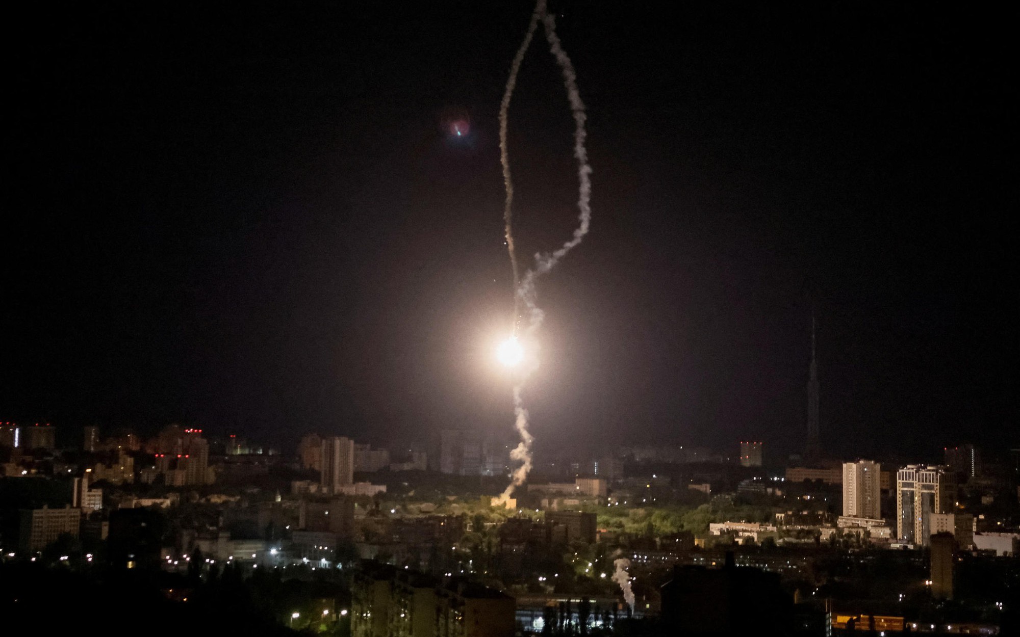 Ukraine khoe bắn hạ 6 tên lửa siêu thanh Kinzhal 'bất khả chiến bại' của Nga, Đại tướng Shoigu tuyên bố bất ngờ