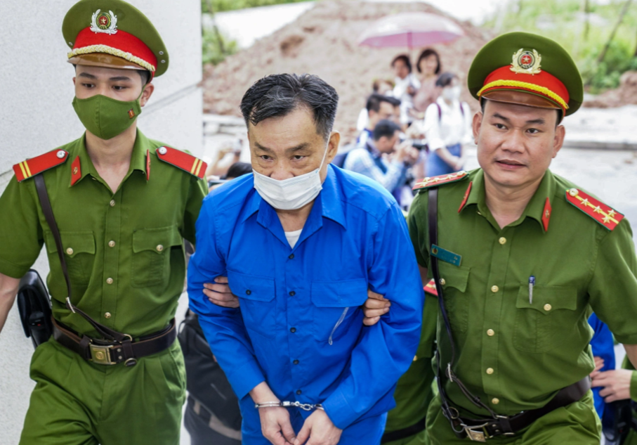Tòa án phạt cựu Chủ tịch Bình Thuận 5 năm tù, cho Tân Việt Phát nộp tiền để giữ đất - Ảnh 1.