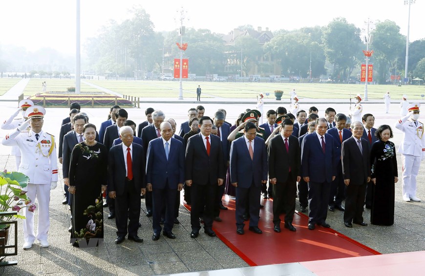 Lãnh đạo Đảng và Nhà nước vào Lăng viếng Chủ tịch Hồ Chí Minh - Ảnh 3.