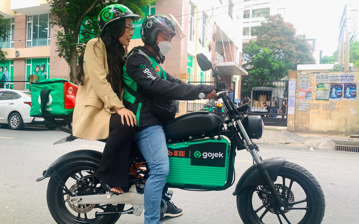 Hot: Lần đầu tiên Việt Nam có xe ôm công nghệ tài xế chạy bằng xe máy điện, Gojek dùng xe Dat Bike chở khách