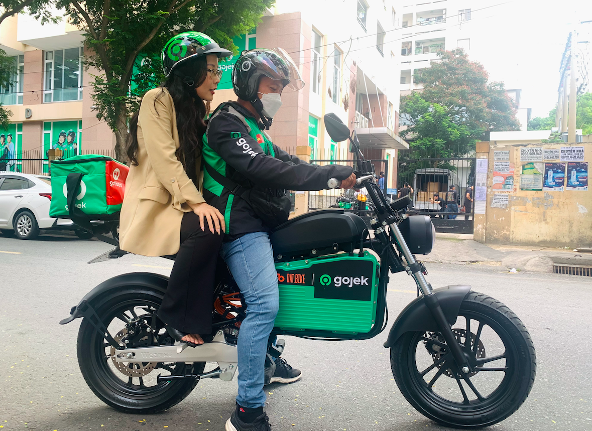 Hot: Lần đầu tiên Việt Nam có xe ôm công nghệ tài xế chạy bằng xe máy điện - Ảnh 1.