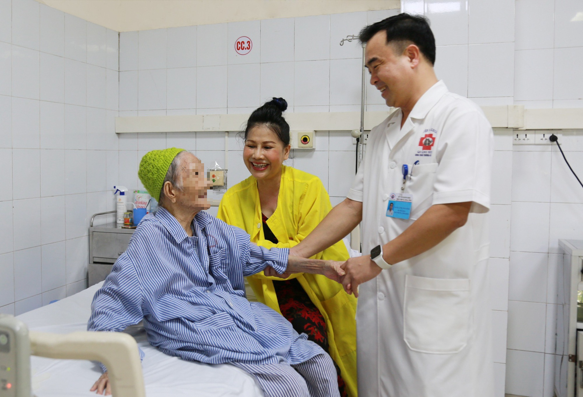 Ca phẫu thuật thay khớp háng nhân tạo đầy thách thức cho cụ bà 107 tuổi - Ảnh 3.