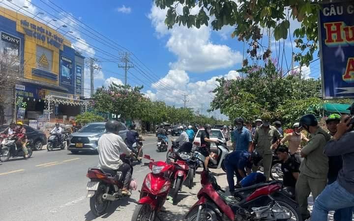 Long An: Chưa kịp hỗn chiến, hai nhóm thiếu niên bị bắt cùng nhiều hung khí nguy hiểm