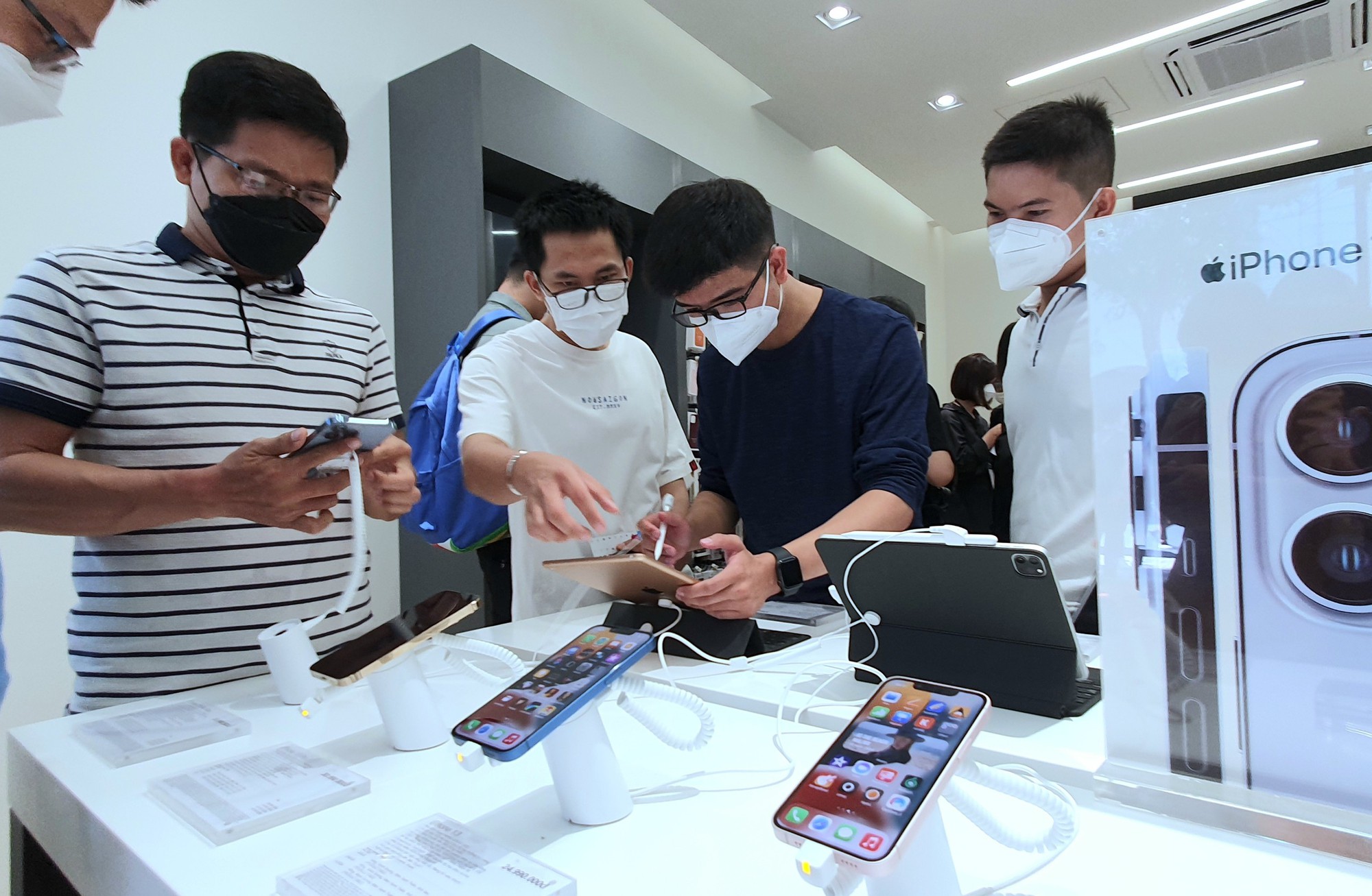 Cửa hàng trực tuyến Apple tại Việt Nam: Cái gì cũng có nhưng giá quá đắt, cao hơn cả TGDĐ, FPT Shop - Ảnh 2.