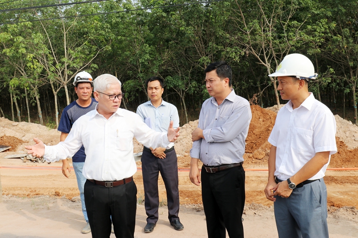 Ông Nguyễn Văn Lợi - Bí thư Tỉnh ủy Bình Dương (trái) đề nghị đẩy nhanh tiến độ các dự án giao thông trọng điểm trên địa bàn tỉnh. Ảnh: Mai Xuân