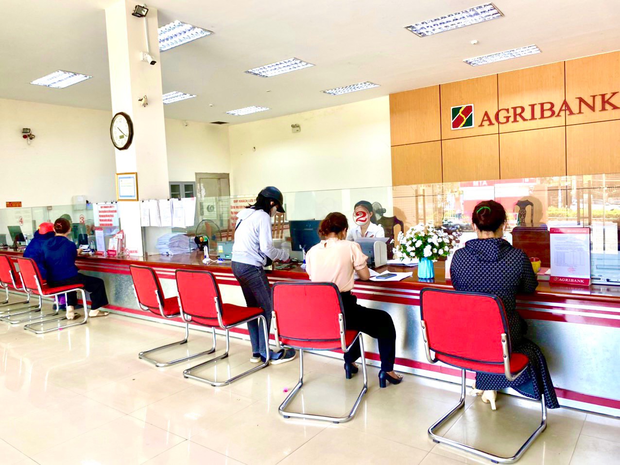 Quảng Nam: Giao dịch viên Agribank Phước Sơn nhanh trí giúp khách hàng tránh được “bẫy” chuyển tiền - Ảnh 1.