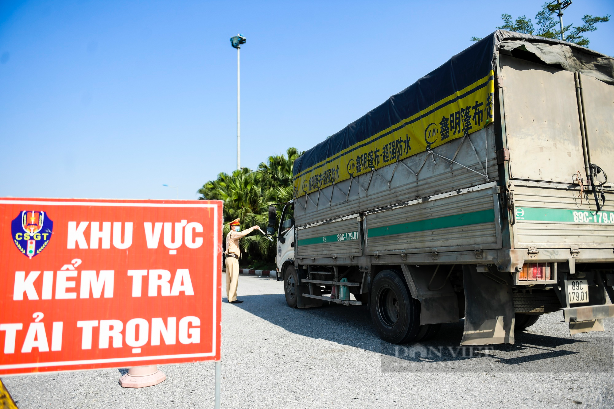 CSGT &quot;đội nắng&quot; kiểm tra, xử lý nồng độ cồn và quá trọng tải trên cao tốc Hà Nội - Lào Cai - Ảnh 8.