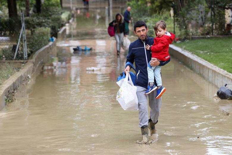 Cảnh ngập lụt kinh hoàng ở Italia - Ảnh 12.