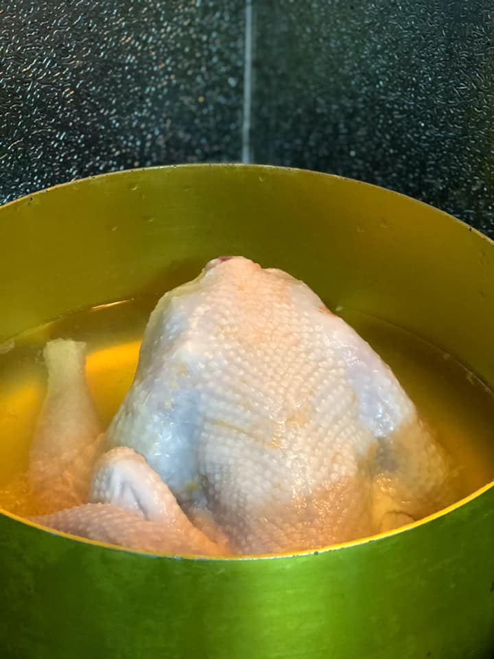 Luộc gà bằng nước lạnh hay nước sôi, làm sai khiến gà luộc mất ngon - Ảnh 2.