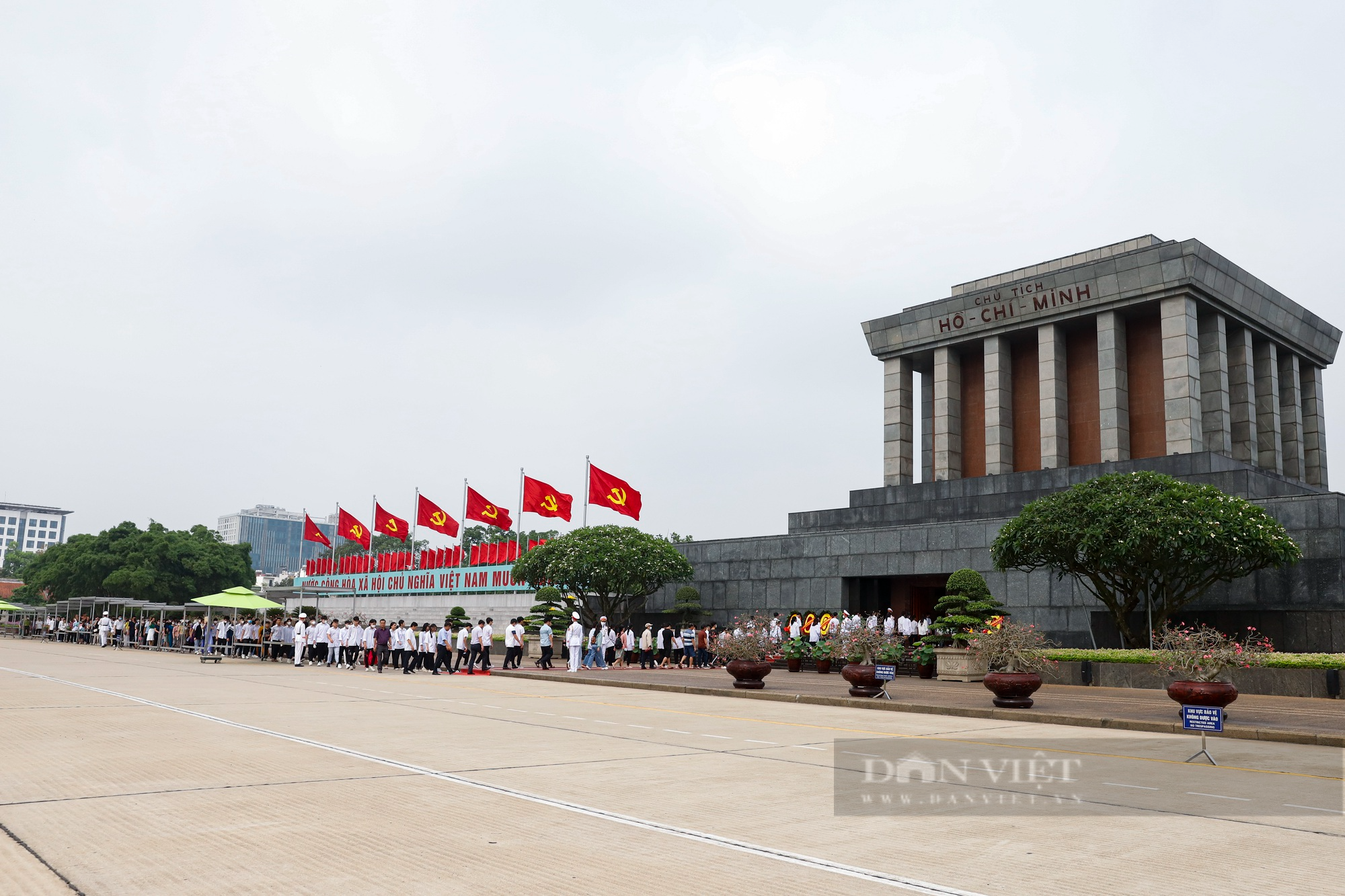 Hàng đoàn bạn bè quốc tế vào Lăng viếng Chủ tịch Hồ Chí Minh trong ngày sinh nhật Người  - Ảnh 1.