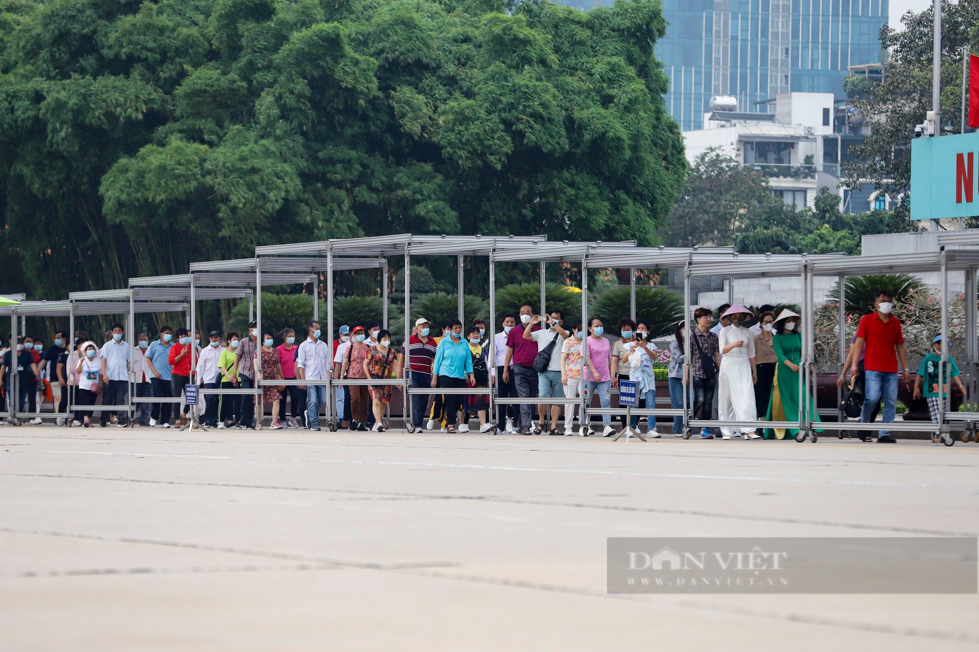 Hàng đoàn bạn bè quốc tế vào Lăng viếng Chủ tịch Hồ Chí Minh trong ngày sinh nhật Người  - Ảnh 2.