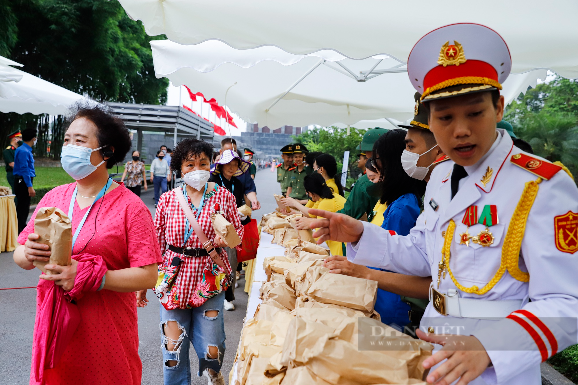 Hàng đoàn bạn bè quốc tế vào Lăng viếng Chủ tịch Hồ Chí Minh trong ngày sinh nhật Người  - Ảnh 3.