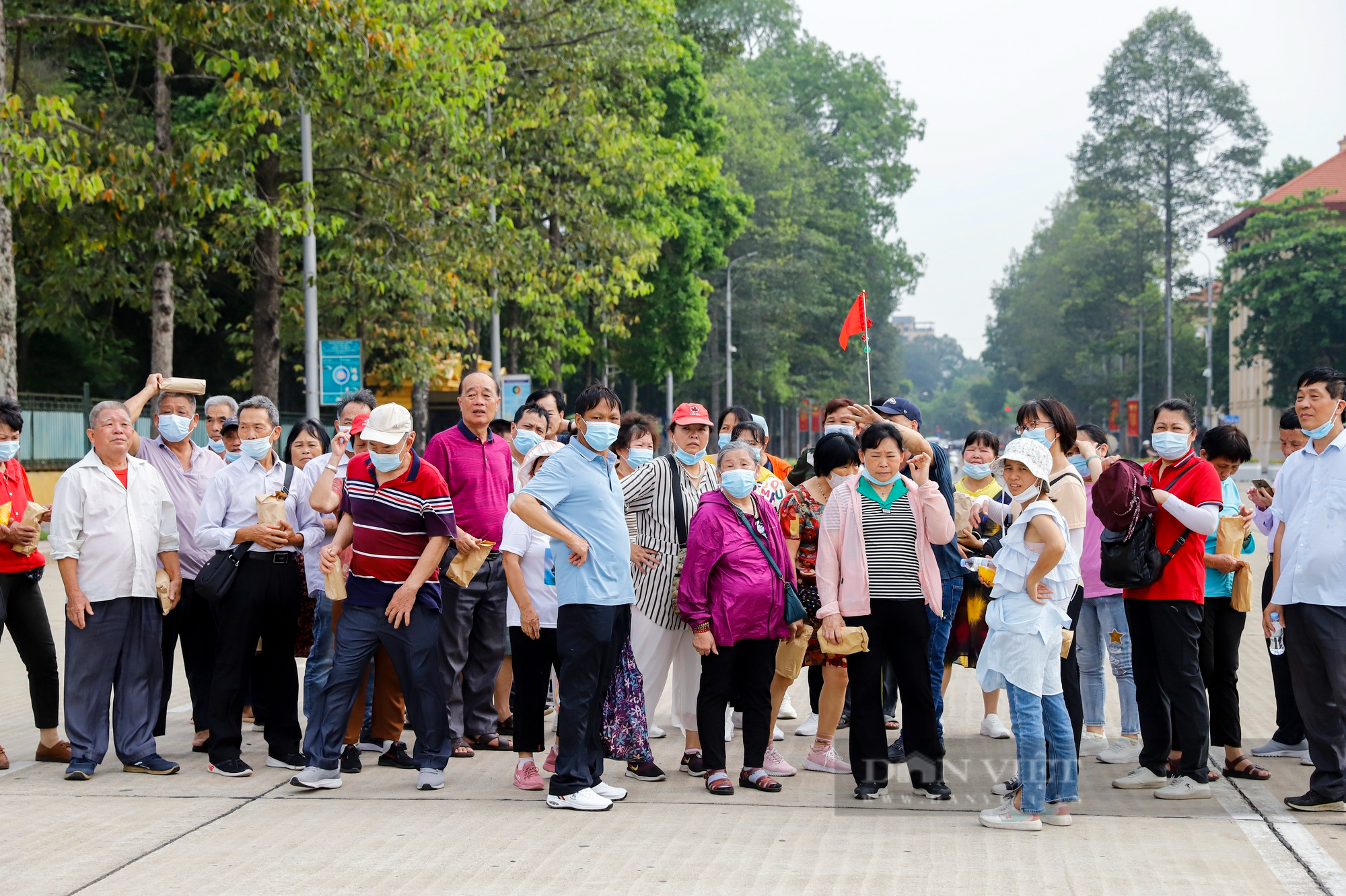 Hàng đoàn bạn bè quốc tế vào Lăng viếng Chủ tịch Hồ Chí Minh trong ngày sinh nhật Người  - Ảnh 4.