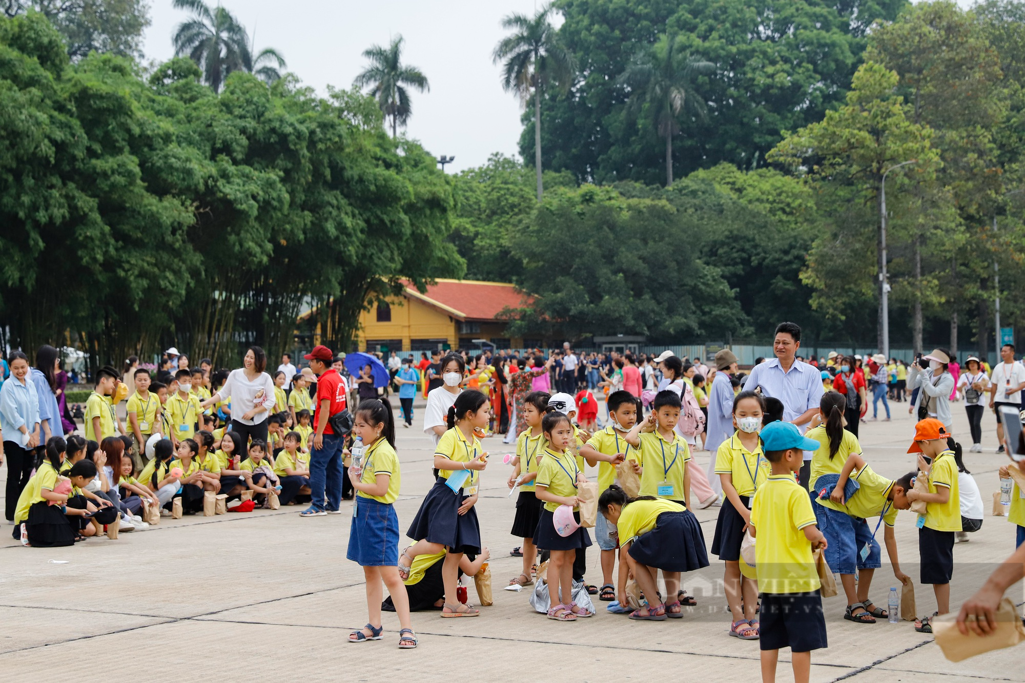 Hàng đoàn bạn bè quốc tế vào Lăng viếng Chủ tịch Hồ Chí Minh trong ngày sinh nhật Người  - Ảnh 5.