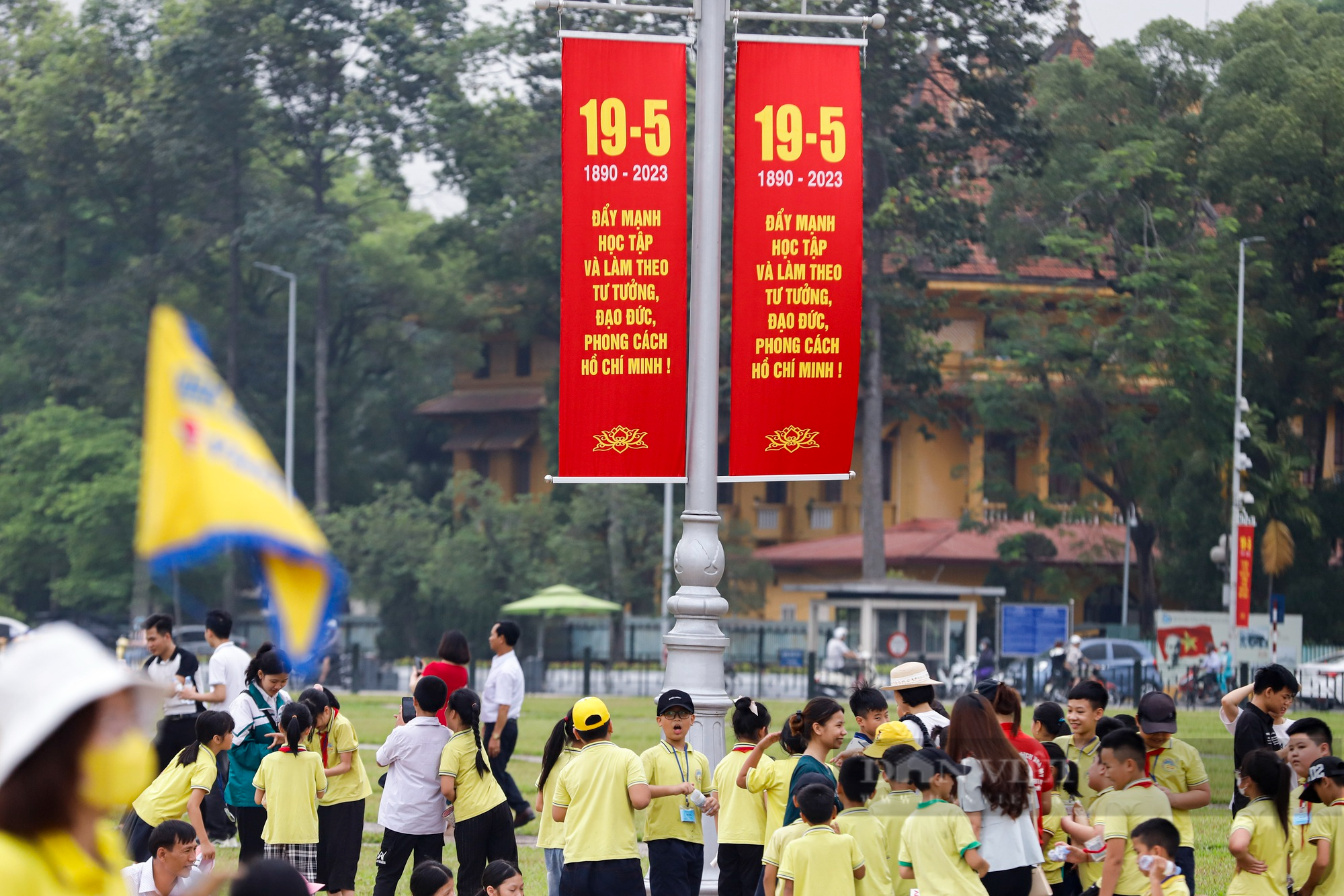 Hàng đoàn bạn bè quốc tế vào Lăng viếng Chủ tịch Hồ Chí Minh trong ngày sinh nhật Người  - Ảnh 6.