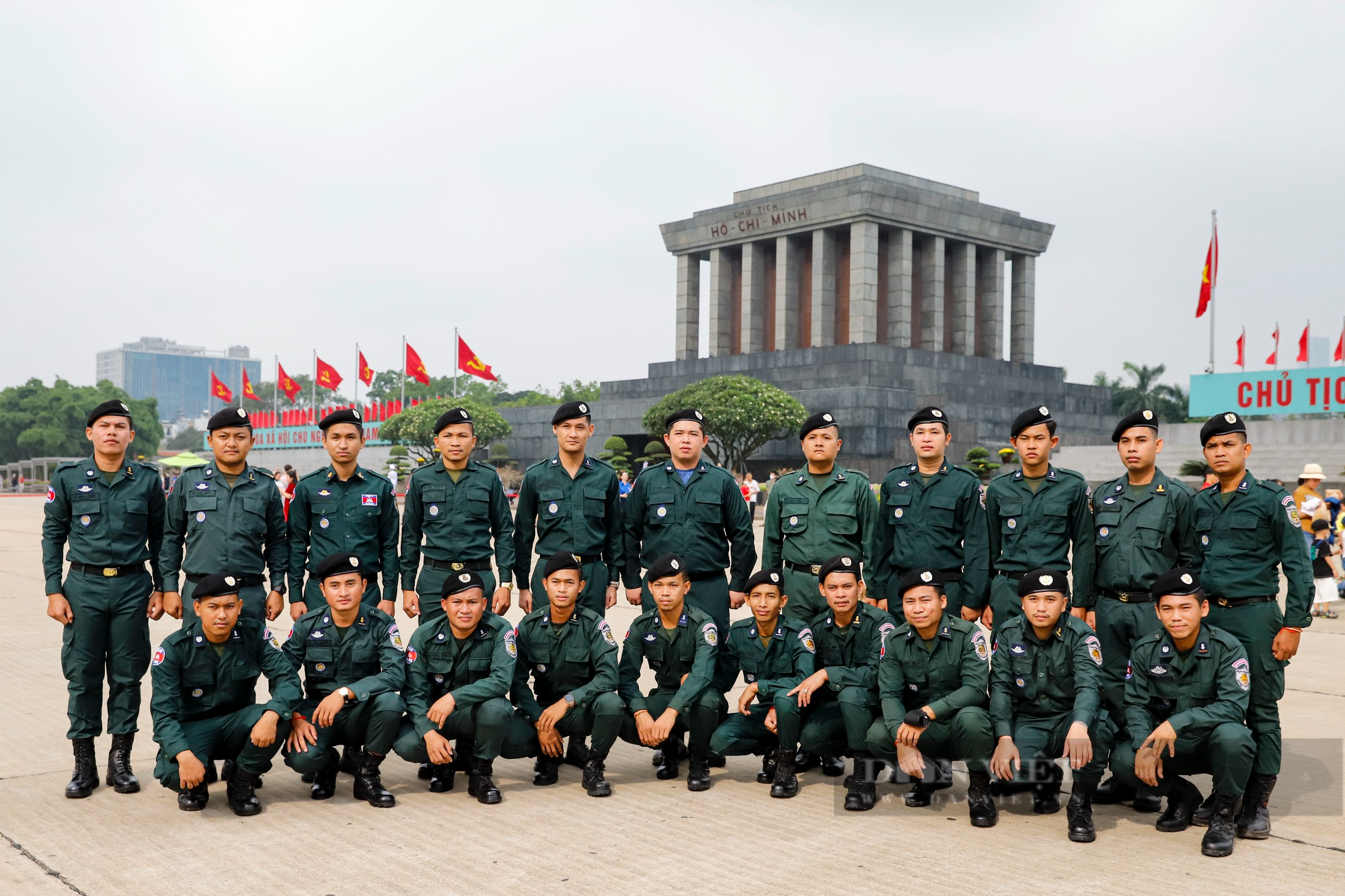 Hàng đoàn bạn bè quốc tế vào Lăng viếng Chủ tịch Hồ Chí Minh trong ngày sinh nhật Người  - Ảnh 7.